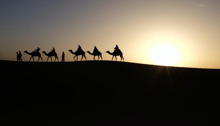 صورة للمجوس ووراءهم نور ساطع. 