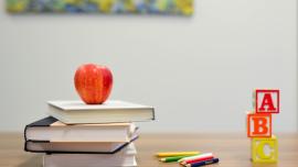 صورة كتب موضوعة على مكتب مع مكعّبات أحرف الأبديّة. 