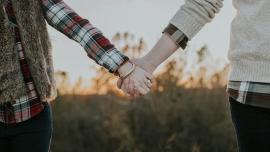فتاة وشاب يمسكان ايديهما. 
